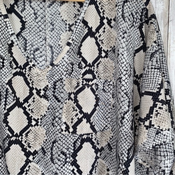 Jodifl Snake Oversized Blouse - Picture 3 of 4